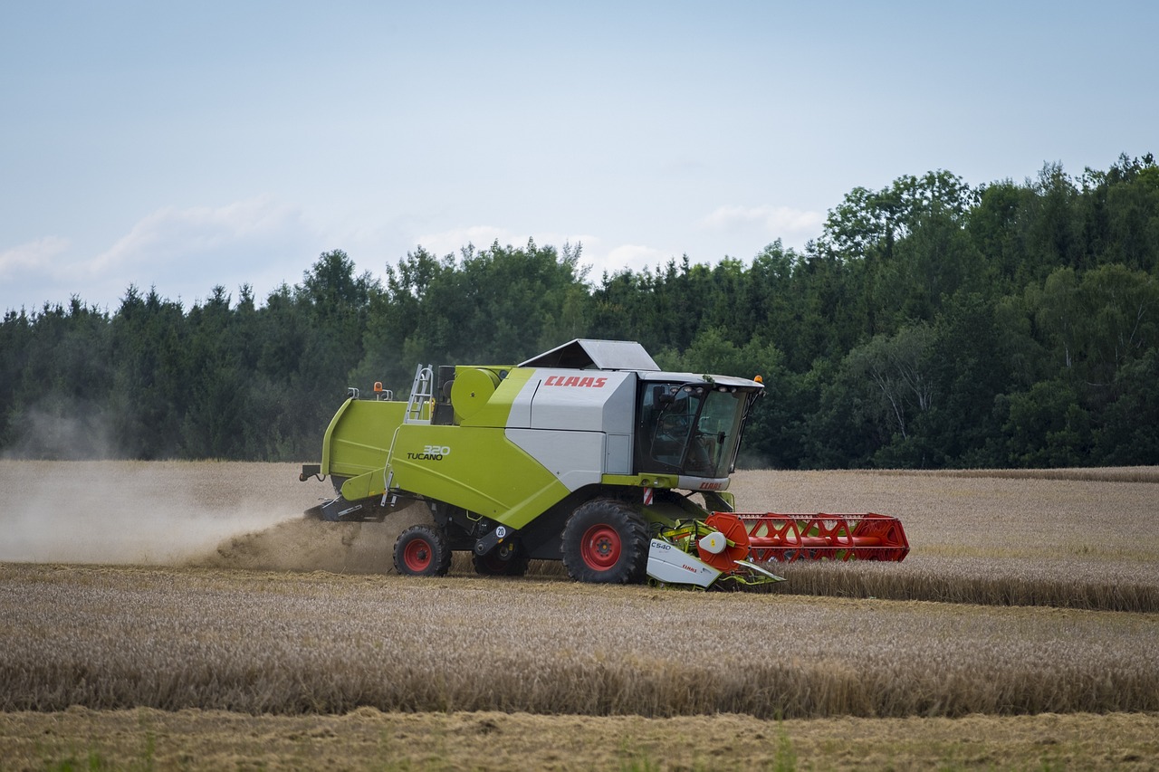 最新收割機(jī)跨區(qū)作業(yè)視頻，高效農(nóng)業(yè)機(jī)械化時(shí)代的展現(xiàn)