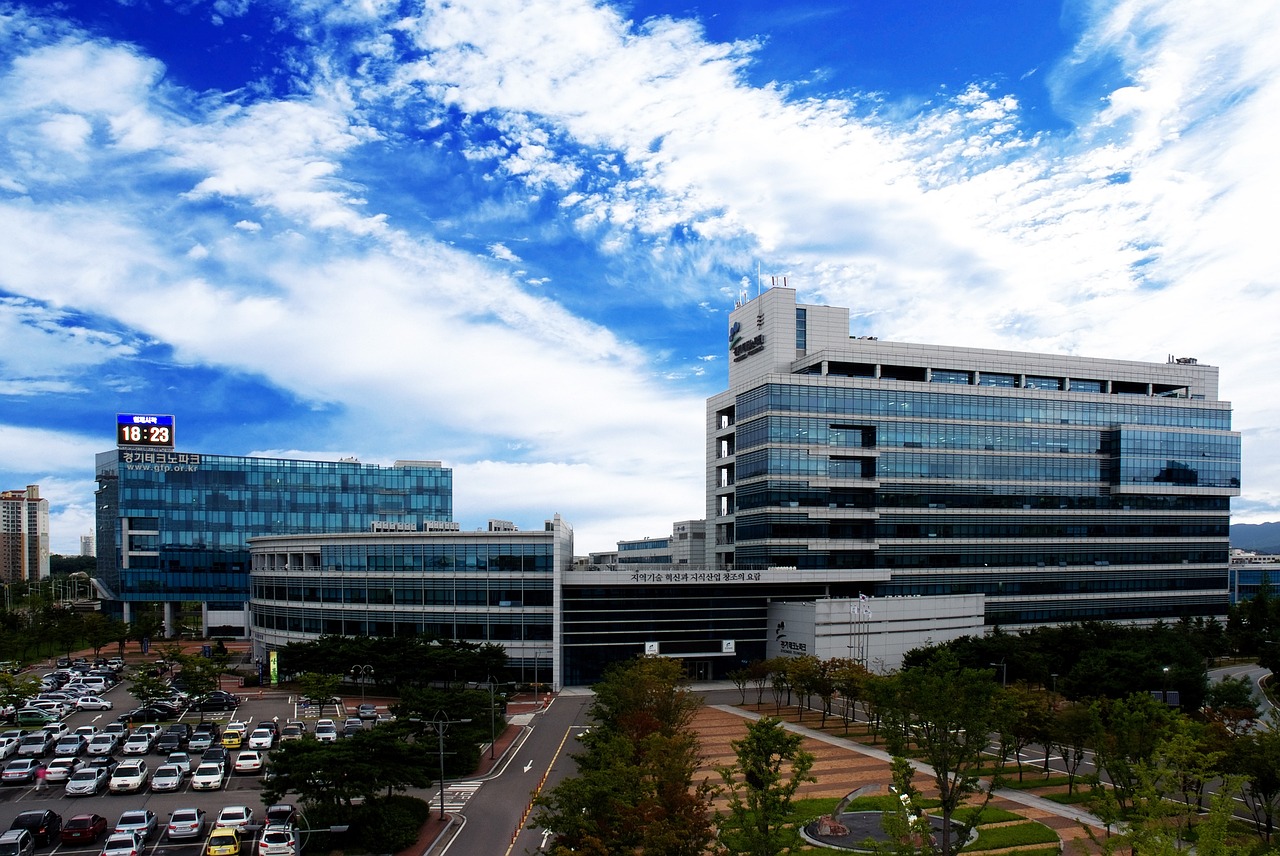 最新建筑材料與創(chuàng)新突破，現(xiàn)代建筑領(lǐng)域的新潮流